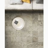 Gresie Exterior Lavaredo HLA 203 Naturale 60x60x2 cm – ambient living, pardoseala gresie gri sub canapea cu perne colorate