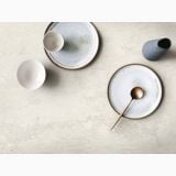 Gresie Lavaredo HLA 10 Mat 80x80 cm – ambient, masa cu farfurii ceramice, bol, lingura, pe blat gresie, pe pardoseala