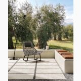 Gresie Lavaredo HLA 10 20x40 cm Antislip – ambient terasa, terasa cu maslini, scaun modern si gresie deschisa, pe pardoseala