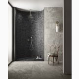 Gresie Lavaredo HLA 5 Mat 80x80 cm – ambient baie, dus zidit cu mozaic negru si scaun bentwood, pe pardoseala