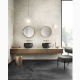 Gresie Lavaredo HLA 8 Nero 60x60 cm Mat – ambient baie, baie moderna cu lavoare negre si mobilier lemn, pe pardoseala