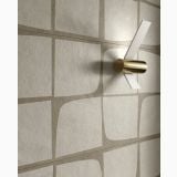 Gresie Decor HNS 01 Synergy Almond Mat 60x120 cm – detaliu, detaliu perete cu decor geometric si aplica moderna aurie
