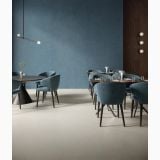 Gresie Piemme Homey Berry 60x120 cm Mat – ambient comercial, restaurant elegant cu pardoseala gri si perete albastru