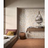 Gresie Portelanata Piemme Homey Chalk 120x120 cm Mat – ambient baie, baie cu perete floral, pardoseala terracota si canapea