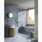 Gresie Portelanata HPM 02 Onice Azzurro Lucios 60x120 cm – ambient baie, baie cu marmura albastra, cada incastrata si fereastra spre camp, pe pardoseala si perete