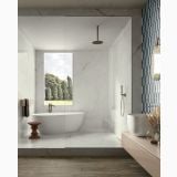 Gresie Portelanata HPM 20 Onice Bianco Mat 60x60 cm – ambient baie, baie moderna cu cada freestanding si perete marmurat