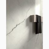 Gresie Portelanata HPM 20 Onice Bianco Lucios 60x120 cm – ambient baie, perete marmura alba cu suport prosop negru