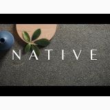 Gresie Abk Native Ash Mat 60x120 cm – detaliu, textura gresie mata cu frunza si vas decorativ