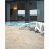 Gresie de exterior Rockstar Grigio 20x40 cm – ambient piscina, terasa piscina cu gresie gri deschis si sezlong, pe pardoseala