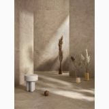 Gresie Stone Edition HSE 1 Pietra di Borgogna 120x120 cm – ambient living, spatiu minimalist cu pereti si pardoseala gresie, lumina naturala, pe pardoseala si perete