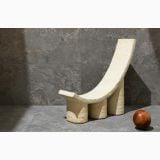 Gresie Stone Edition HSE 5 Breccia Grey 120x260cm – ambient, scaun sculptural pe pardoseala si perete gri texturat