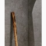 Gresie Stone Edition HSE 5 Breccia Grey 120x120cm – detaliu, perete gresie gri cu bat lemn decorativ