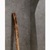 Gresie Portelanata Stone Edition HSE 5 Breccia Grey 60x60 cm – detaliu, perete gresie gri texturata cu bat de lemn