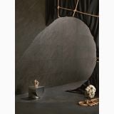 Gresie Stone Edition HSE 8 Pietra Pece 60x120 cm – ambient, decor artistic cu draperie neagra, corzi si pietre, pe pardoseala si perete