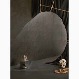 Gresie Stone Edition HSE 8 Pietra Pece 30x60 cm – ambient, decor artistic cu draperie neagra, sfoara si pietre, pe pardoseala si perete