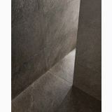 Gresie Stone Edition HSE 8 Pietra Pece 60x120 cm – detaliu, colt intre perete si pardoseala, textura piatra intunecata