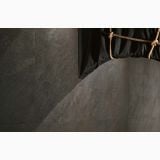 Gresie Stone Edition HSE 8 Pietra Pece 120x260cm – detaliu, detaliu textura piatra pe perete, draperie neagra cu franghie
