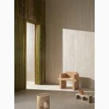 Gresie Stone Edition HSE 10 Travertino 120x120cm – ambient living, camera minimalista cu pereti travertino si fotoliu bej, pe pardoseala si perete