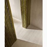 Gresie Stone Edition HSE 10 Travertino 30x60cm – ambient hol, coloane de bambus verde pe pardoseala travertino, pe pardoseala si perete