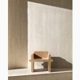 Gresie Stone Edition HSE 10 Travertino 30x60cm – ambient, scaun crem pe perete si pardoseala travertin, umbra soare
