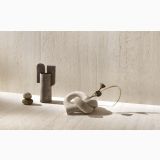 Gresie Stone Edition HSE 10 Travertino 120x120cm – ambient, decor minimalist cu sculpturi ceramice pe pardoseala travertin, pe pardoseala si perete