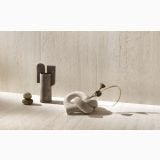 Gresie Stone Edition HSE 10 Travertino 60x120 cm – ambient, decor minimalist cu sculpturi ceramice pe pardoseala si perete travertin