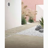 Gresie Timeline HTL 9 Taupe 30x60 cm – ambient exterior, aleea gresie taupe cu pietris alb si plante ornamentale, pe pardoseala