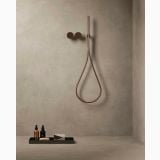 Gresie Timeline HTL 9 Taupe 80x80 cm – ambient baie, baie minimalista cu dus si pardoseala gri texturata