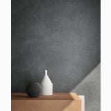Gresie Timeline HTL 2 Nightfall Mat 60x60 cm – ambient living, perete gri antracit texturat, masa lemn cu vaze