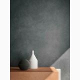 Lastra Gresie Timeline HTL 2 Nightfall 120x260 cm – ambient living, perete gri texturat cu vaze decorative pe masuta