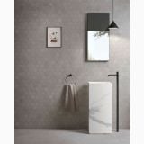 Gresie Timeline HTL 5 Grey Mat 30x60 cm – ambient baie, baie minimalista cu perete hexagonal gri si lavoar marmura