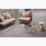 Gresie Timeline HTL 5 Grey Mat 80x80 cm – ambient living, canapea bej si fotoliu roz pe gresie gri, pe pardoseala