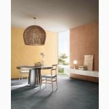 Lastra Gresie Timeline HTL 6 Canyon 120x260 cm – ambient living, living cu masa rotunda si pandantiv ratan, pardoseala gri