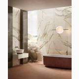 Gresie Timeline HTL 6 Canyon 120x120 cm – ambient baie, baie luxoasa cu cada rosie si perete marmura, pe pardoseala