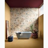 Lastra Gresie Timeline HTL 7 Sun 120x260 cm – ambient baie, baie eleganta cu cada alba si perete floral