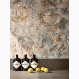 Lastra Gresie Timeline Botanical 120x260 cm – ambient living, perete floral decorativ cu sticle de gin si lamai
