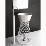 Lavoar Freestanding Hidra Wire Alb – ambient baie, lavoar design cu baza impletita alba pe pardoseala