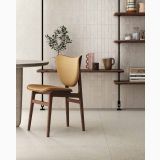 Gresie Wild HWD 10 Bone 60x60 cm – ambient living, living cu masa scaun galben si etajere lemn, pe pardoseala