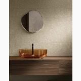Gresie Wild HWD 11 Oyster 120x120 cm – ambient baie, baie cu lavoar transparent chihlimbar si oglinda organica, pe perete