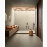 Gresie Wild HWD 11 Oyster 60x120 cm – ambient baie, baie moderna cu dus, lavoare portocalii si tavan din lemn, pe pardoseala