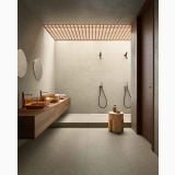 Gresie Wild HWD 11 Oyster 30x60 cm – ambient baie, baie moderna cu dus, lavoare suspendate, tavan lemn, pe pardoseala