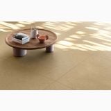 Gresie Wild HWD 1 Amber 120x120 cm – ambient living, pardoseala bej cu masuta rotunda de lemn