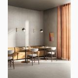 Gresie Wild HWD 5 Grey 80x80 cm – ambient comercial, spatiu comercial cu canapea galbena si mese rotunde, pe pardoseala