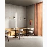 Gresie Wild HWD 5 Grey 60x120 cm – ambient comercial, zona de luat masa cu canapea mustar si perdele teracota, pe pardoseala