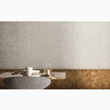 Gresie Wild HWD 5 Grey 60x60 cm – ambient living, perete gresie gri langa masa cu decor auriu