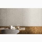 Gresie Wild HWD 5 Grey Grip 30x60 cm – ambient living, perete gri texturat, masa cu veselă și lumânări