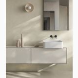 Gresie Portelanata I Cementi Beige 30x60 cm – ambient baie, baie minimalista cu lavoar alb si oglinda mare, pe pardoseala