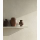 Gresie Portelanata I Cementi Ivory 60x120 cm – ambient living, perete crem cu raft si vase ceramice decorative