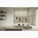 Gresie Portelanata I Cementi White 30x60 cm – ambient comercial, spatiu comercial cu podium expunere pantofi si genti, pe pardoseala si perete