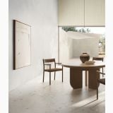 Gresie Portelanata Decor I Cementi White Ciottolo 60x120 cm – ambient living, living luminos cu masa rotunda si scaune lemn, pe pardoseala